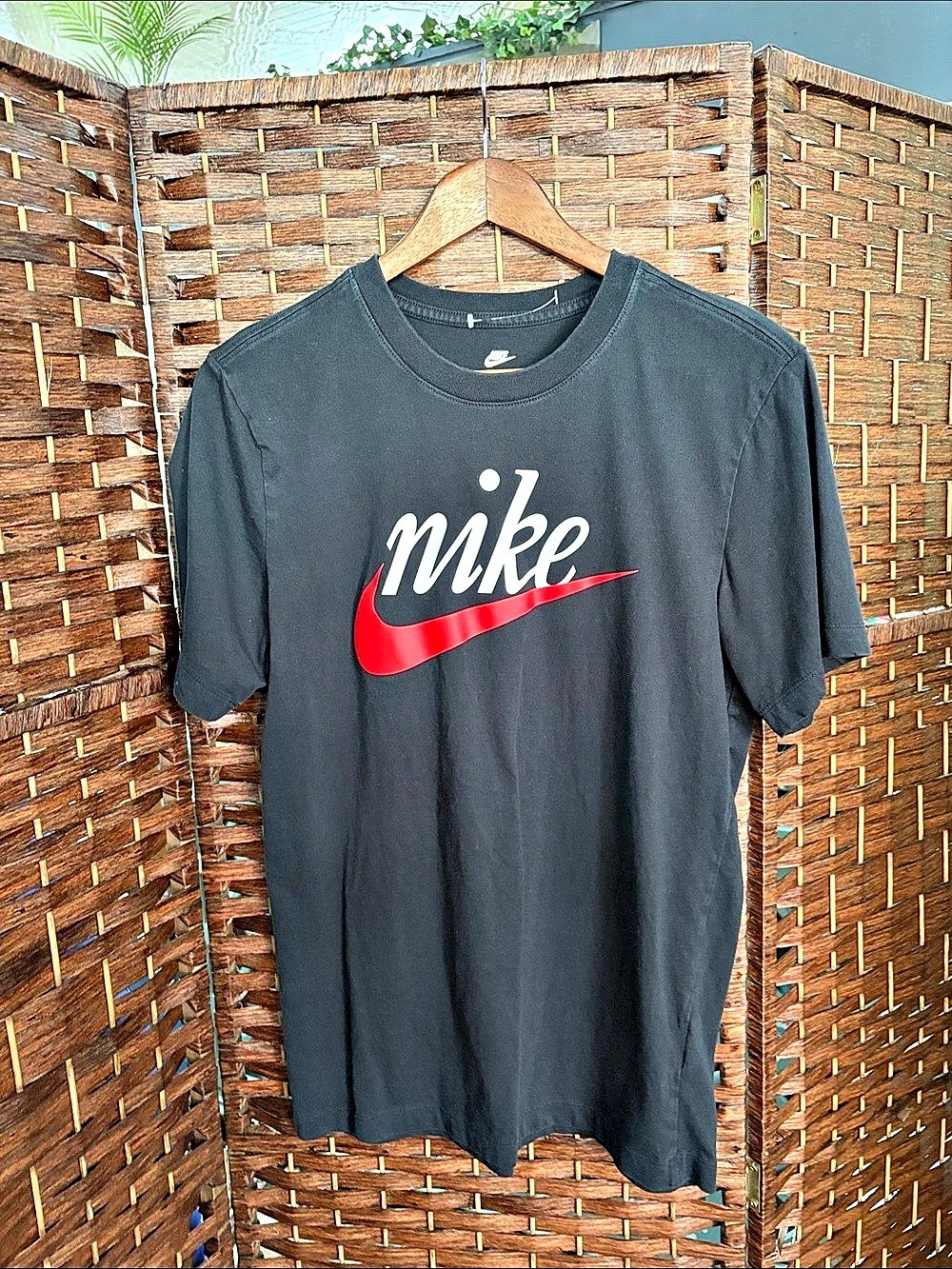 Nike The Nike Tee Graphic Short Sleeve Tee in Black & Red
